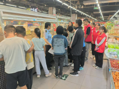 将团县委托管班的讲堂搬进当地大型商超